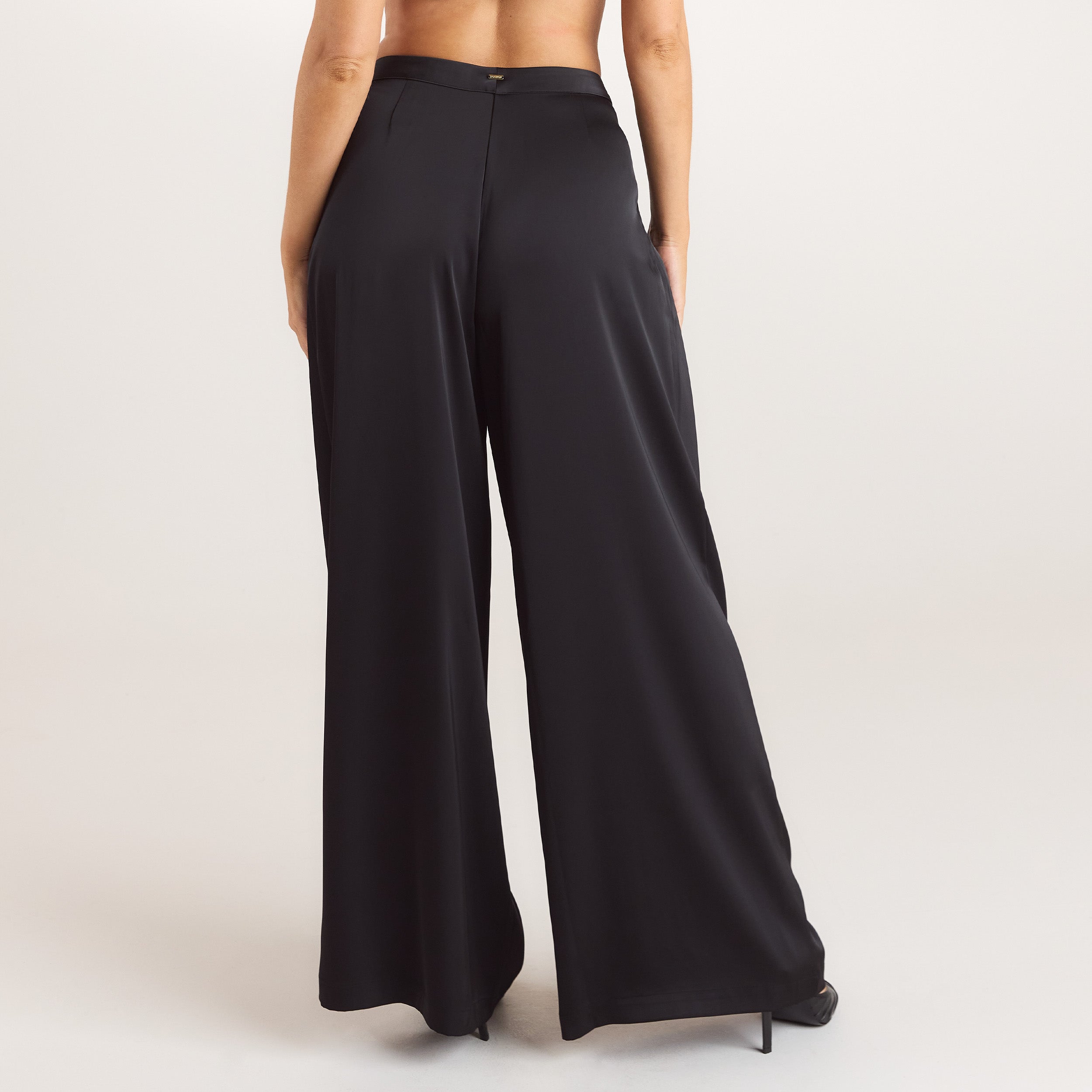 Satinierte Hose mit Plisseefalten | Satinierte Hose mit Plisseefalten - Schwarz