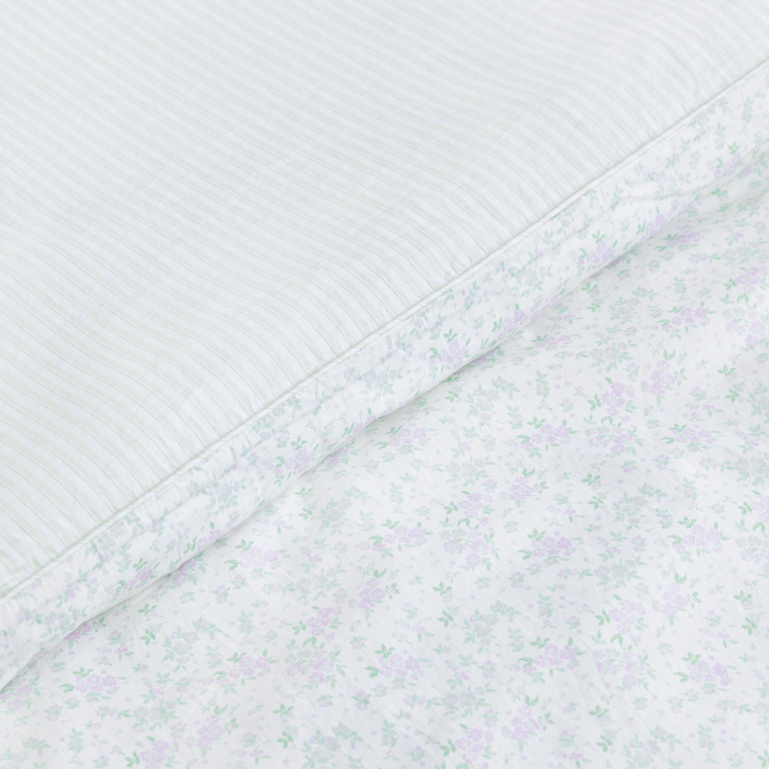 Bloom & Stripe Reversibler Bettbezug - Salbei-Blumenmuster alternate
