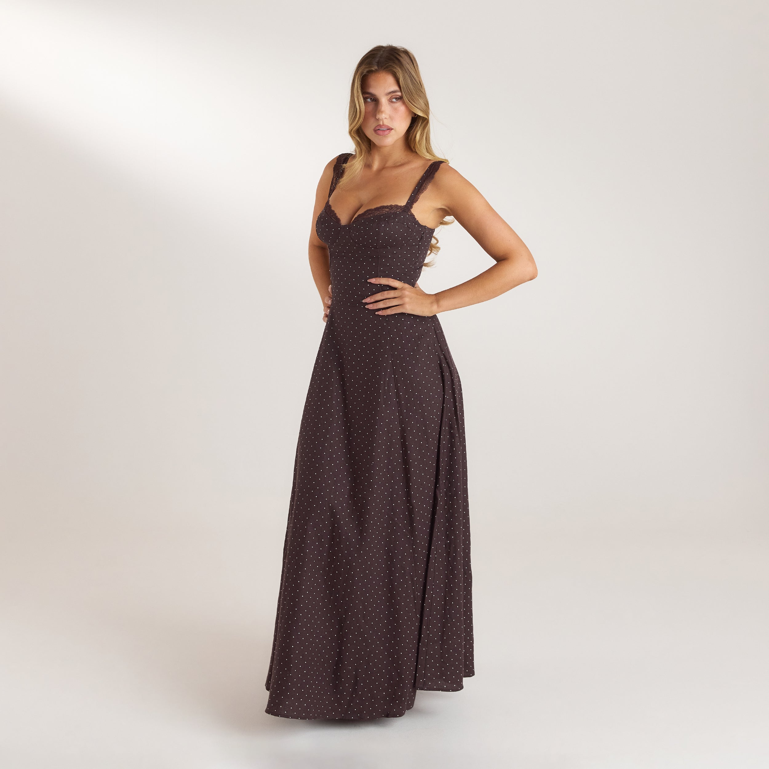 Maxikleid mit Spitzenbesatz | Maxikleid mit Spitzenbesatz - Schokolade mit Punkten